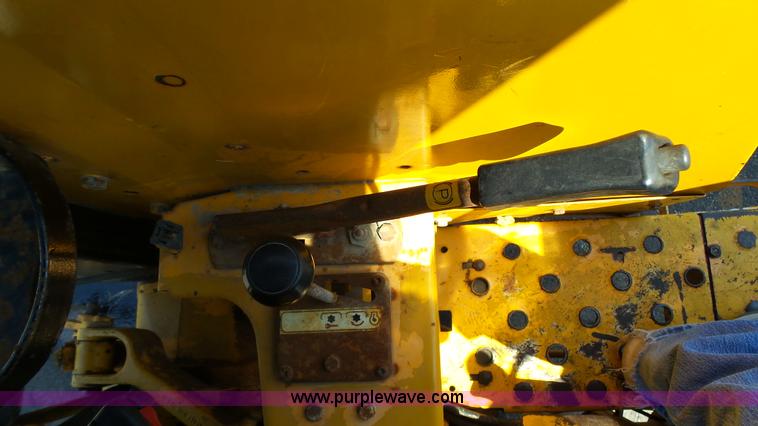 image for item L2130 1994 Massey-Ferguson 383 tractor