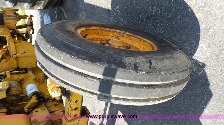 image for item L2130 1994 Massey-Ferguson 383 tractor