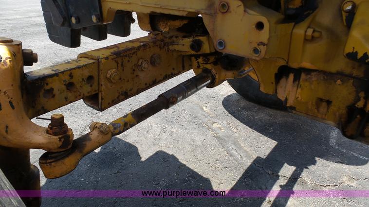 image for item L2130 1994 Massey-Ferguson 383 tractor