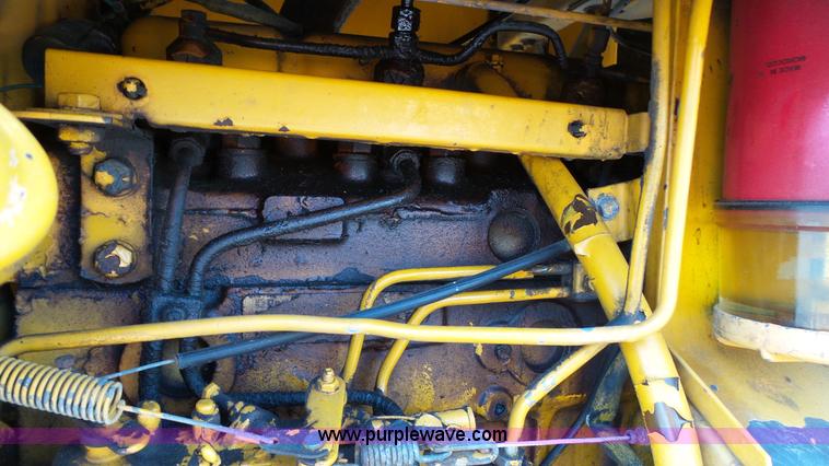 image for item L2130 1994 Massey-Ferguson 383 tractor