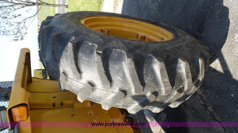 image for item L2130 1994 Massey-Ferguson 383 tractor