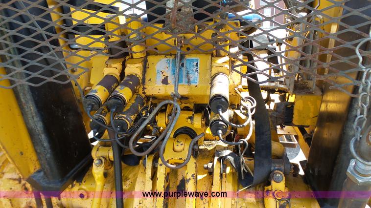 image for item L2130 1994 Massey-Ferguson 383 tractor