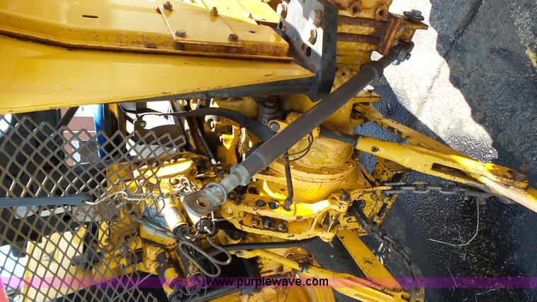 image for item L2130 1994 Massey-Ferguson 383 tractor