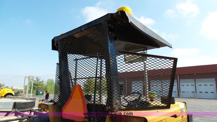 image for item L2130 1994 Massey-Ferguson 383 tractor