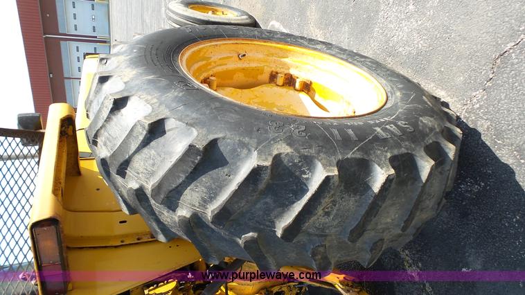 image for item L2130 1994 Massey-Ferguson 383 tractor