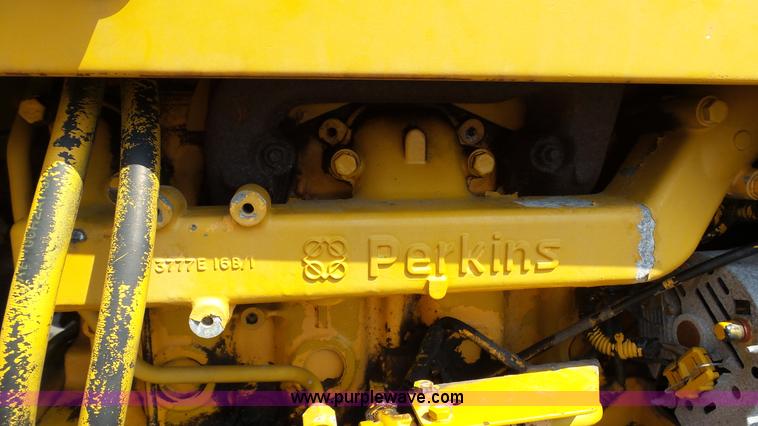 image for item L2130 1994 Massey-Ferguson 383 tractor