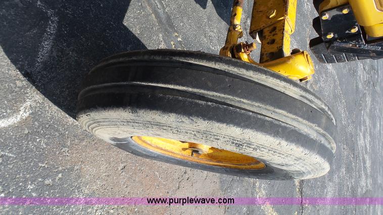 image for item L2130 1994 Massey-Ferguson 383 tractor