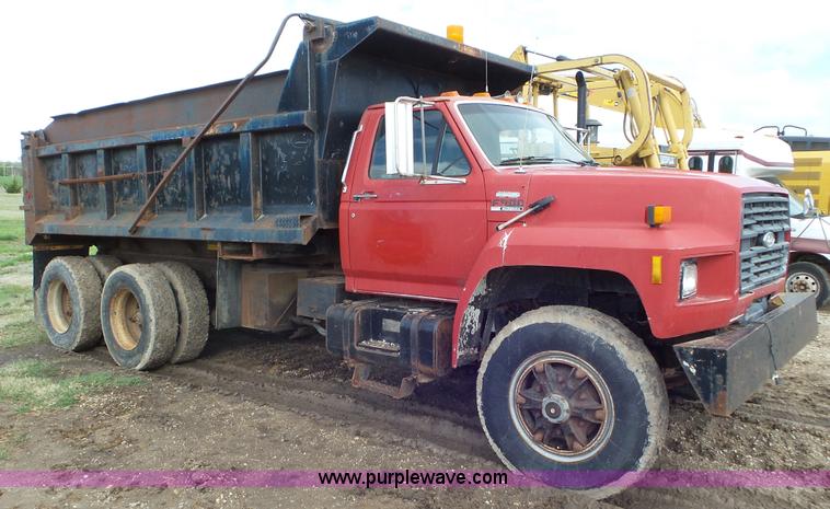 image for item L2156 1989 Ford F900 dump truck