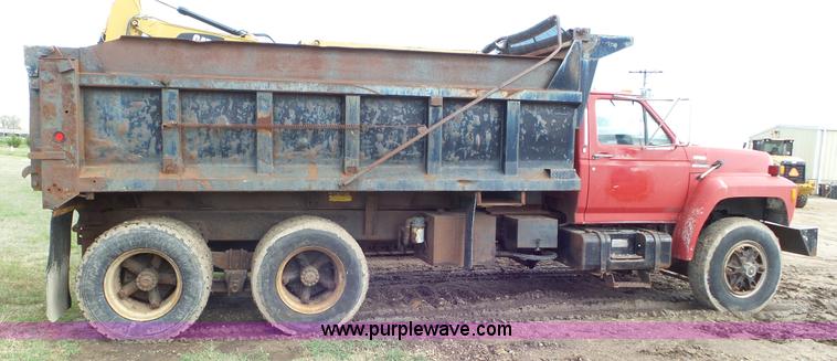 image for item L2156 1989 Ford F900 dump truck