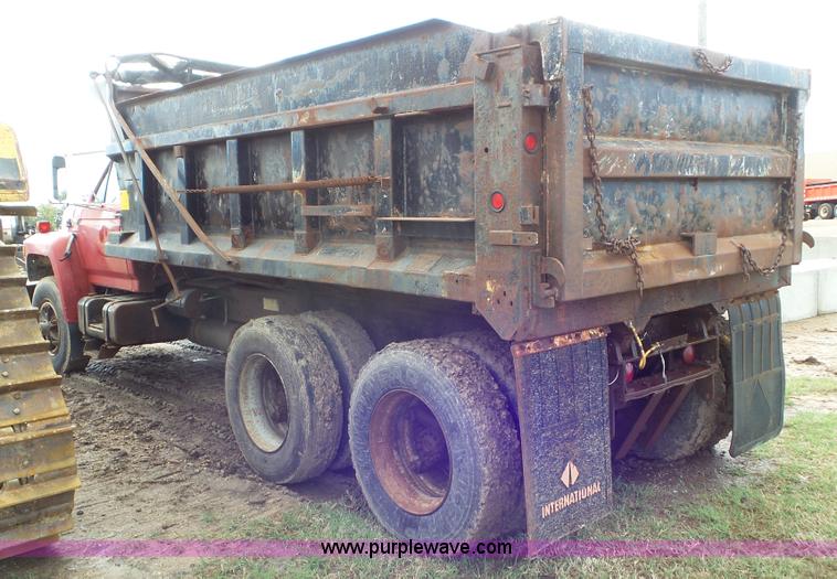 image for item L2156 1989 Ford F900 dump truck