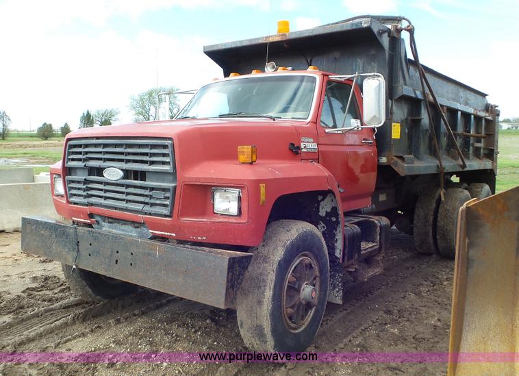 image for item L2156 1989 Ford F900 dump truck