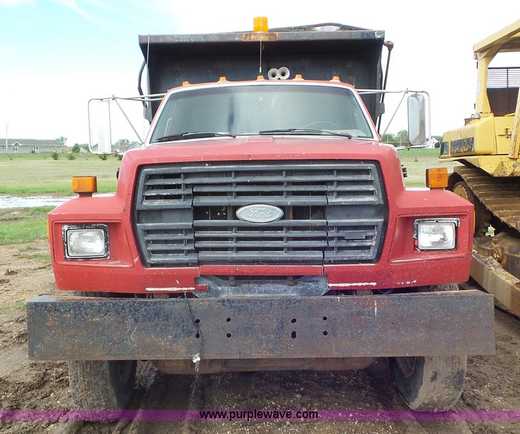 image for item L2156 1989 Ford F900 dump truck