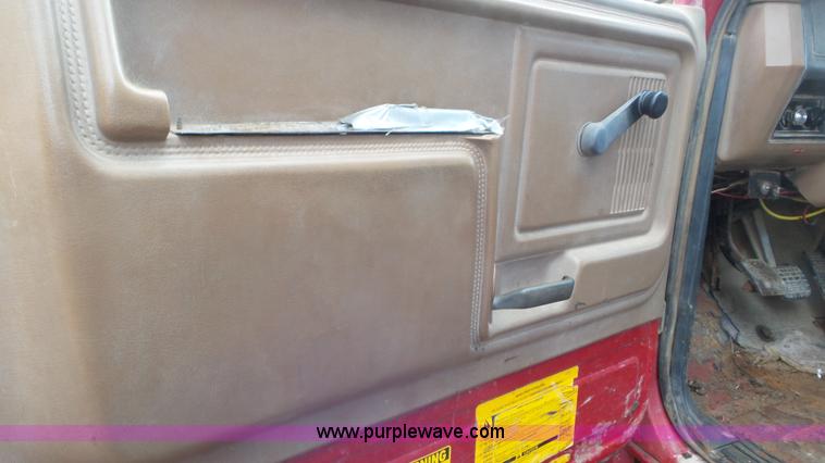 image for item L2156 1989 Ford F900 dump truck