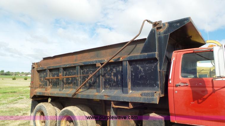 image for item L2156 1989 Ford F900 dump truck