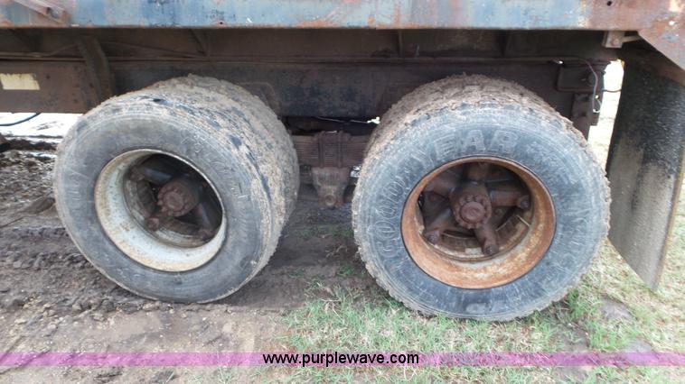 image for item L2156 1989 Ford F900 dump truck