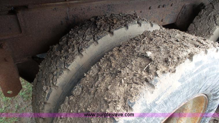 image for item L2156 1989 Ford F900 dump truck