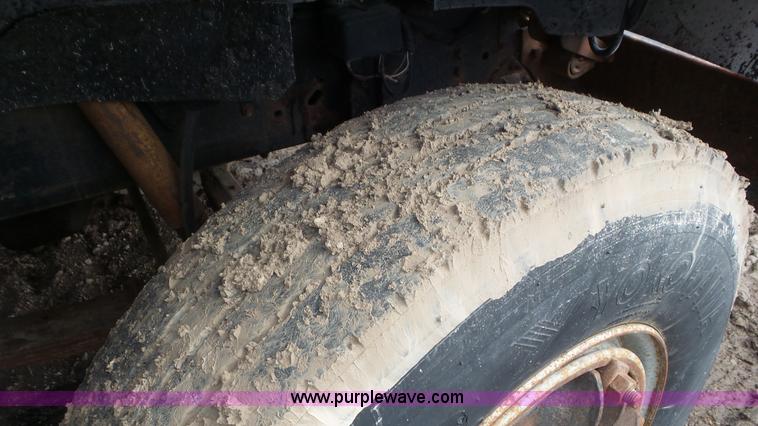 image for item L2156 1989 Ford F900 dump truck