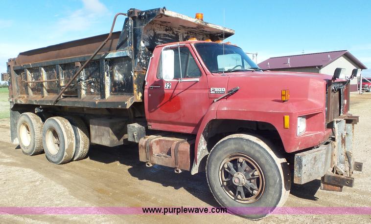 image for item L2160 1990 Ford F900 dump truck