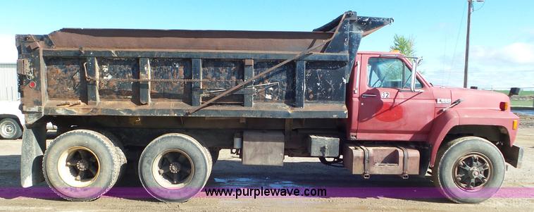 image for item L2160 1990 Ford F900 dump truck