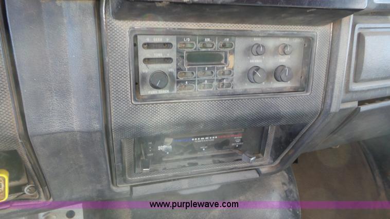 image for item L2160 1990 Ford F900 dump truck