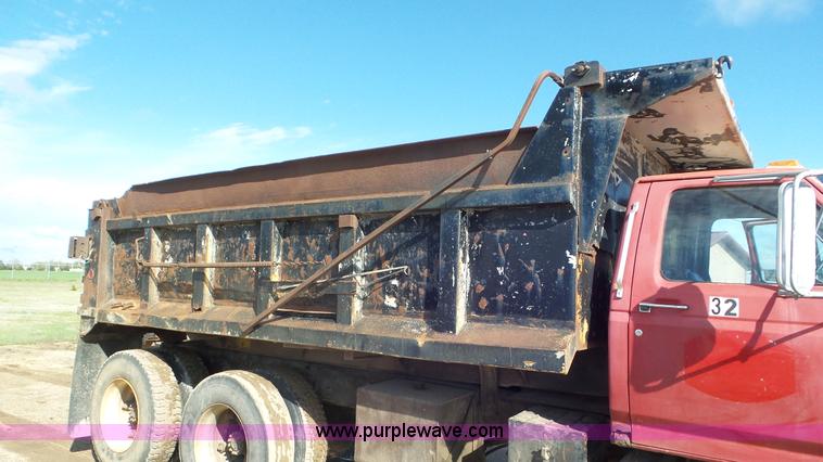 image for item L2160 1990 Ford F900 dump truck