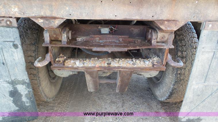 image for item L2160 1990 Ford F900 dump truck