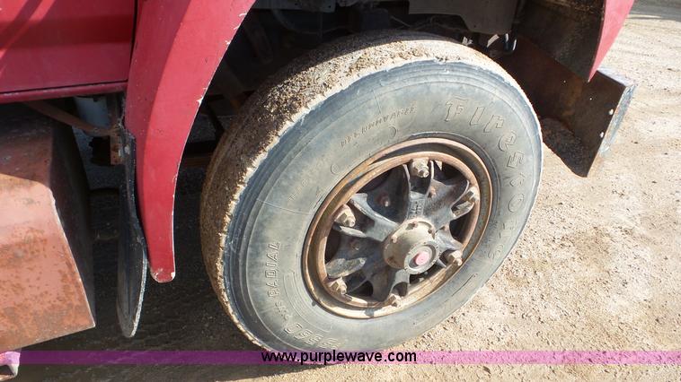 image for item L2160 1990 Ford F900 dump truck