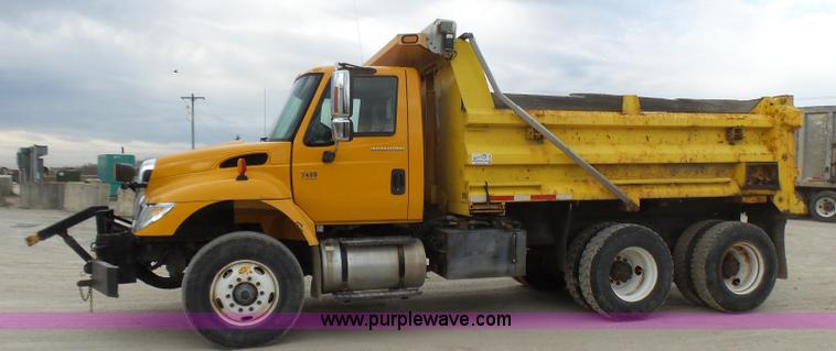 image for item L5464 2006 International 7400 dump truck