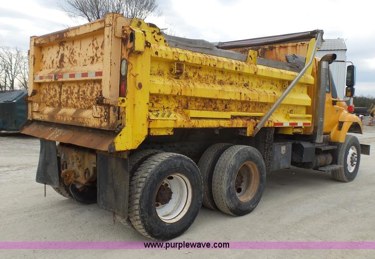 image for item L5464 2006 International 7400 dump truck