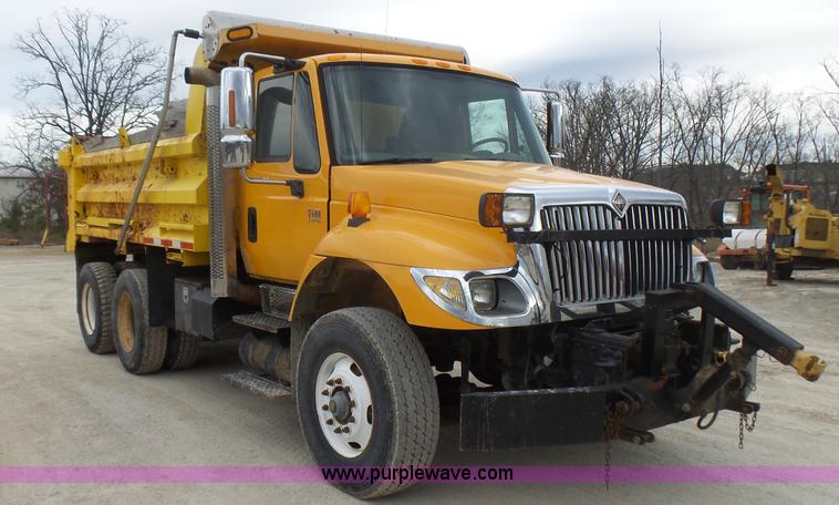 image for item L5464 2006 International 7400 dump truck