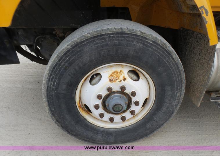 image for item L5464 2006 International 7400 dump truck