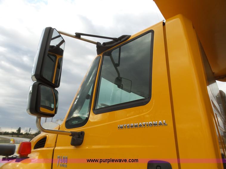 image for item L5464 2006 International 7400 dump truck
