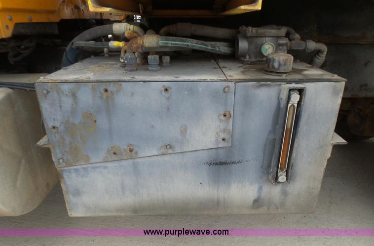 image for item L5464 2006 International 7400 dump truck