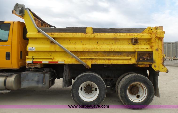 image for item L5464 2006 International 7400 dump truck