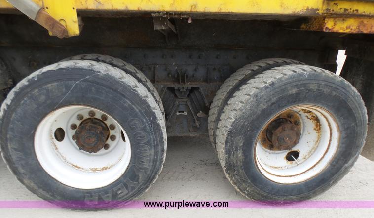 image for item L5464 2006 International 7400 dump truck