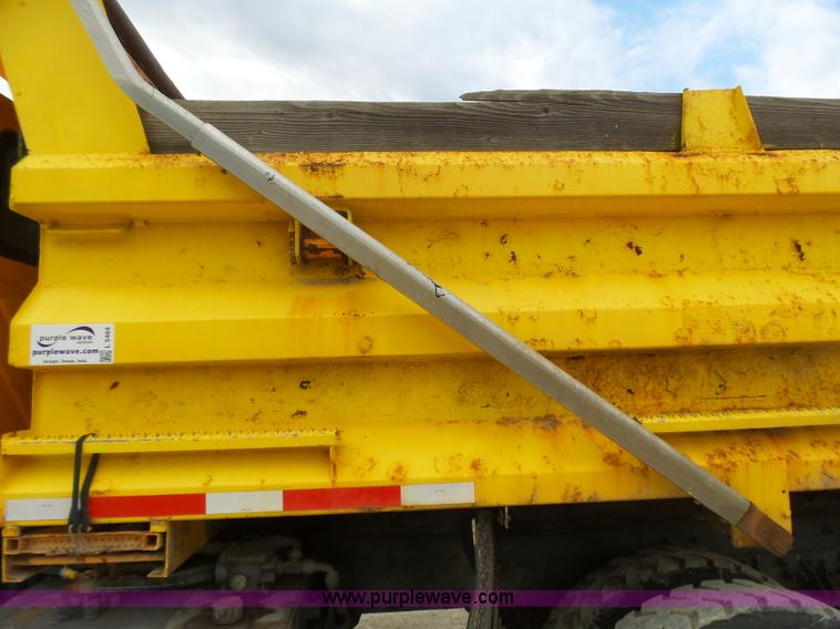 image for item L5464 2006 International 7400 dump truck