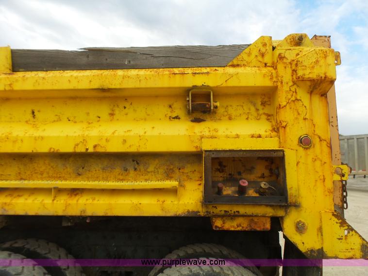 image for item L5464 2006 International 7400 dump truck