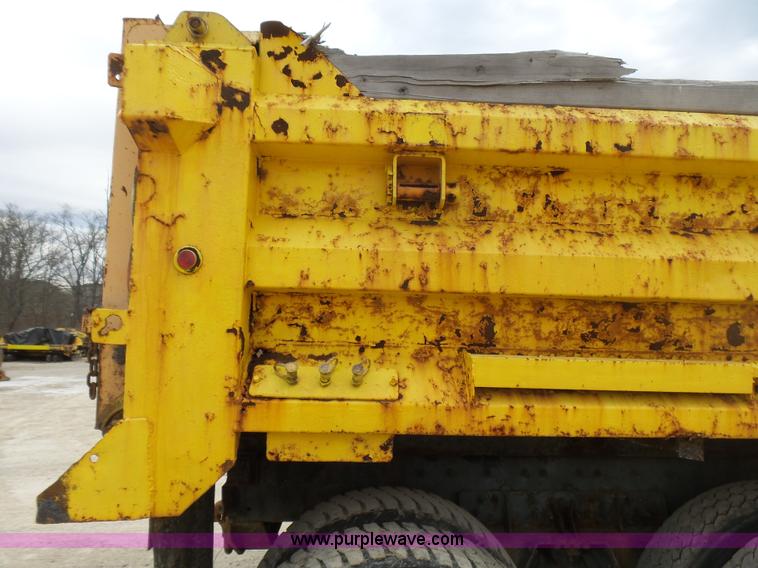 image for item L5464 2006 International 7400 dump truck