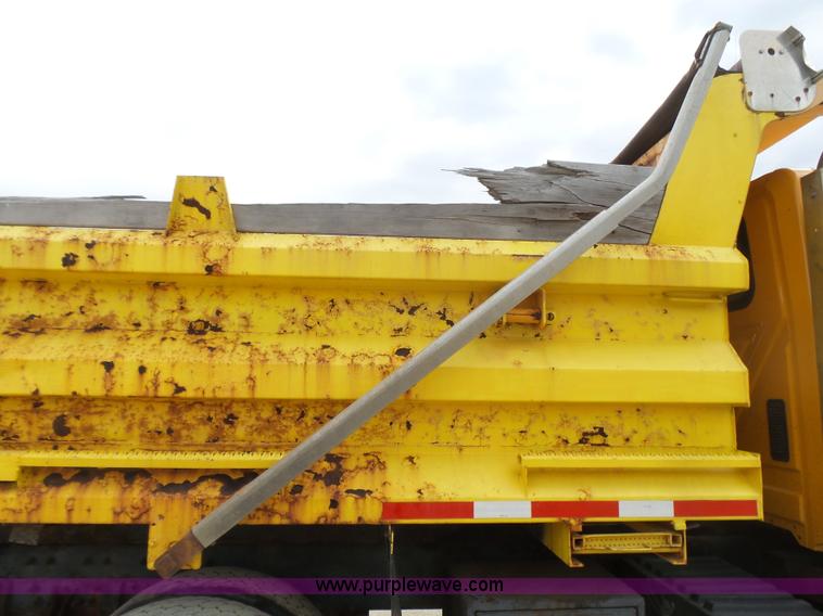image for item L5464 2006 International 7400 dump truck