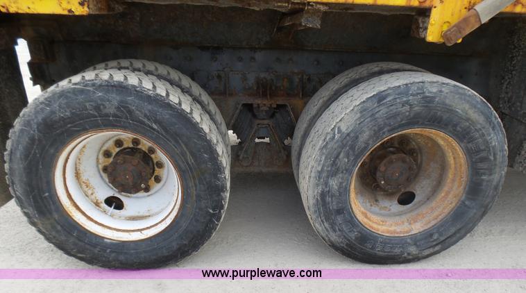 image for item L5464 2006 International 7400 dump truck