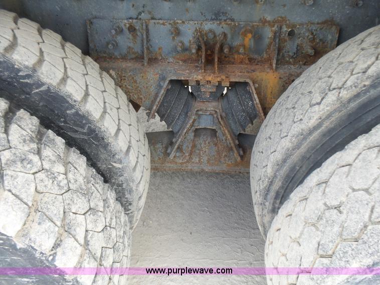 image for item L5464 2006 International 7400 dump truck