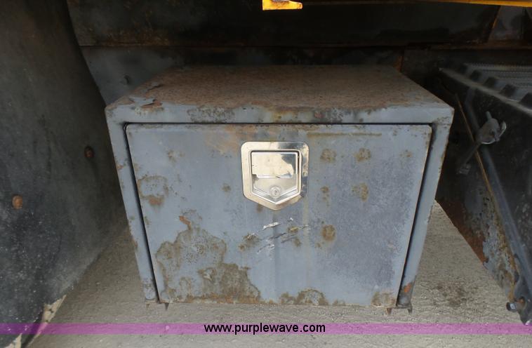 image for item L5464 2006 International 7400 dump truck