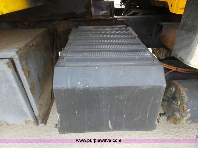 image for item L5464 2006 International 7400 dump truck