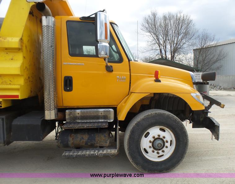 image for item L5464 2006 International 7400 dump truck