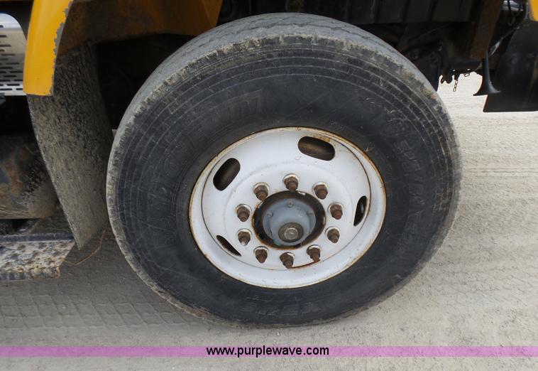 image for item L5464 2006 International 7400 dump truck