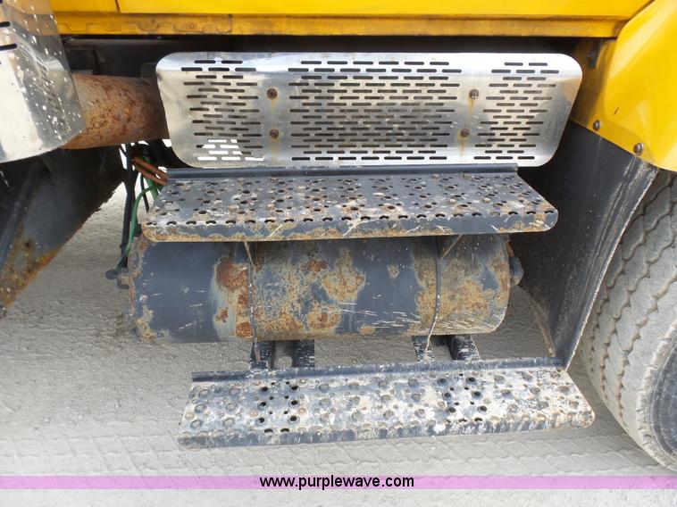 image for item L5464 2006 International 7400 dump truck