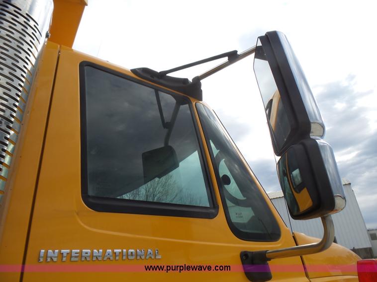 image for item L5464 2006 International 7400 dump truck