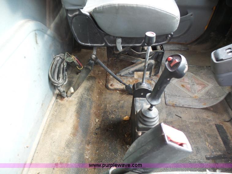 image for item L5464 2006 International 7400 dump truck