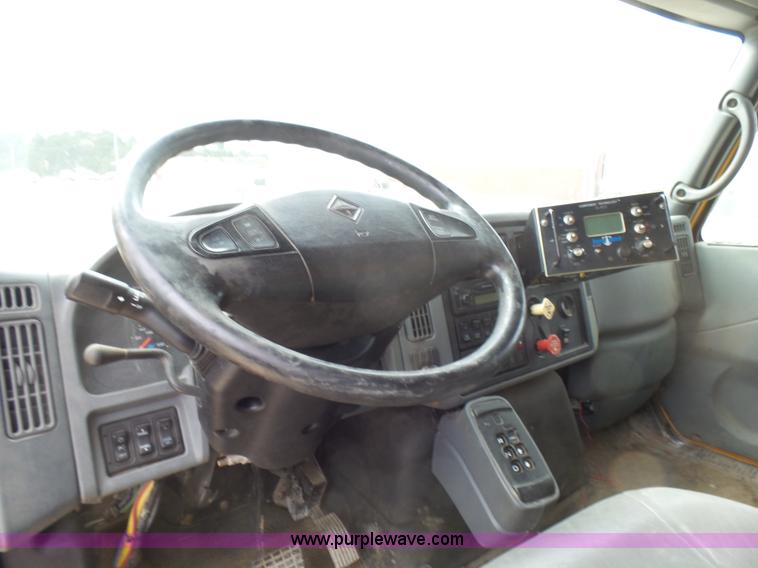 image for item L5464 2006 International 7400 dump truck