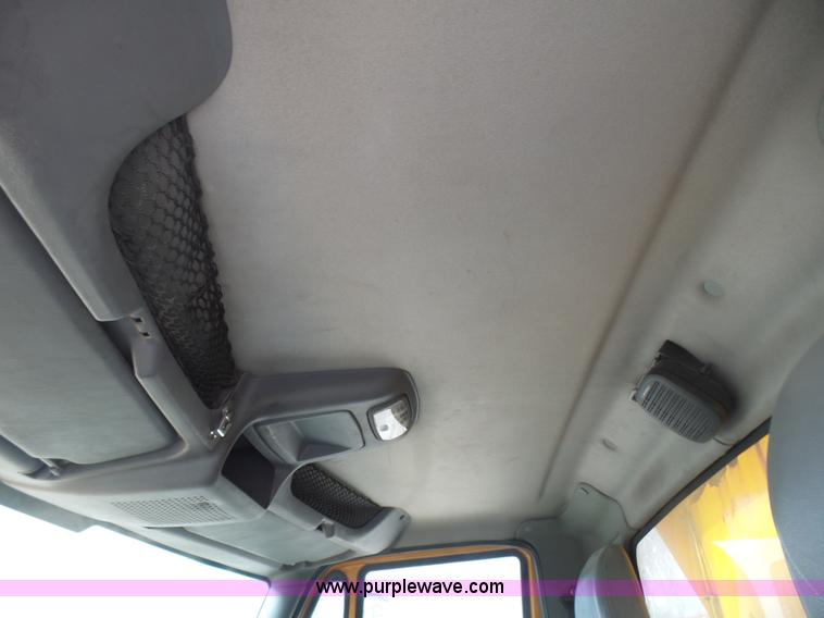 image for item L5464 2006 International 7400 dump truck